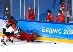 冰球巡回赛上演强强对话，天山猎隼队绝杀南城银狐队，多点开花奏效；高压逼抢成功的简单介绍